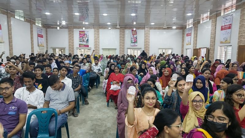 নেত্রকোনা শহরের মোক্তারপাড়া এলাকায় পাবলিক হল প্রাঙ্গণে আজ রোববার সকালে শুরু হয়েছে কৃতী শিক্ষার্থীদের সংবর্ধনা অনুষ্ঠান